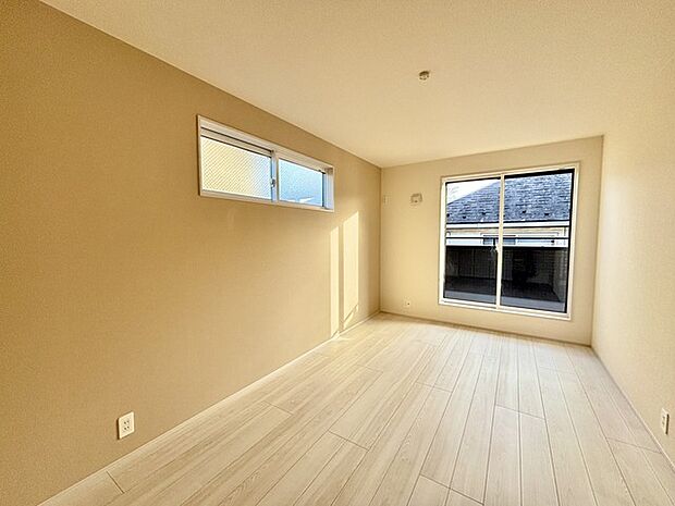 アクセントクロスを使用したオシャレな洋室。窓からそそぐ陽の光が眩しいベッドルームは、朝の目覚めが心地良く迎えられそうです。