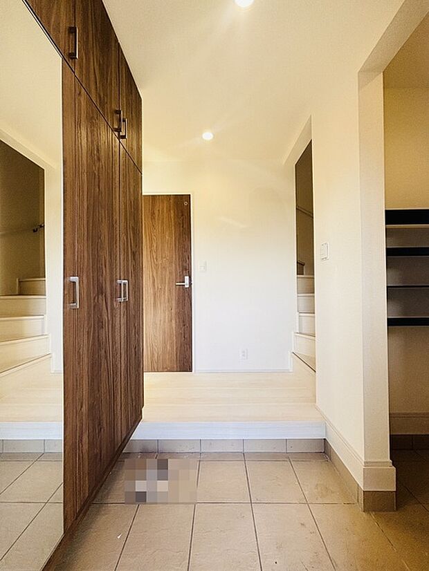 土間収納付きでベビーカーやゴルフバック、お子様のおもちゃもスッキリ収納できます。 