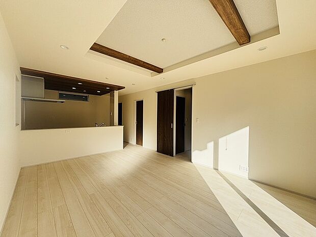 家族の集うリビングには色々な方向から光が差し込む設計に。家族のコミュニケーションが弾むスポットだから明るい雰囲気であってほしい。