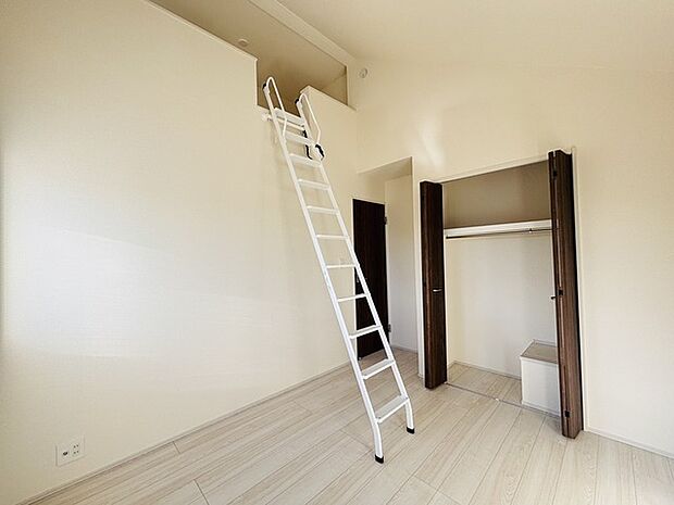 どんな家具にでも相性が良い清潔感ある白色調のクロスを採用。主張しすぎない配色、耐久性にも優れた床材は日々のメンテナンスも楽に、快適に過ごして頂けるよう考えられています。