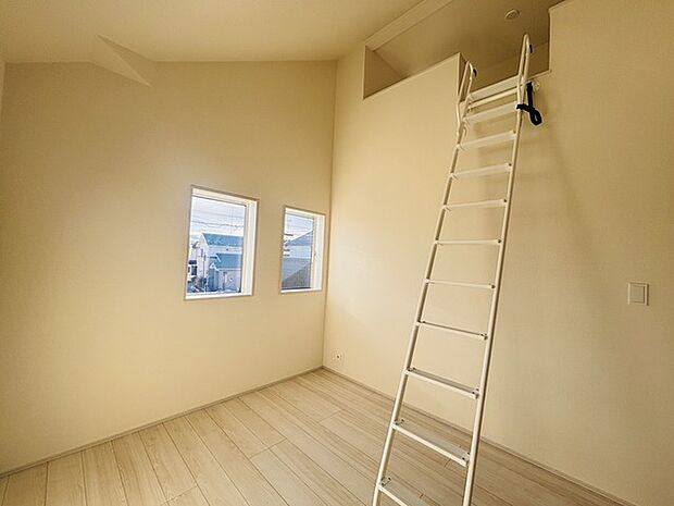部屋の上部にはゆったりとしたロフトがありお子様のお楽しみスペースとしても収納スペースとして活用いただけけます。