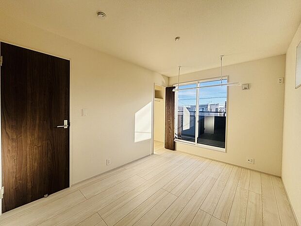 どんな家具にでも相性が良い清潔感ある白色調のクロスを採用。主張しすぎない配色、耐久性にも優れた床材は日々のメンテナンスも楽に、快適に過ごして頂けるよう考えられています。 