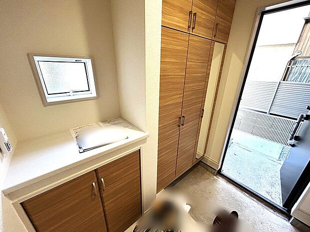 明るく開放的な玄関、靴の脱ぎ履きもしやすく、収納も豊富でご家族皆様の靴をスッキリ収納できます。