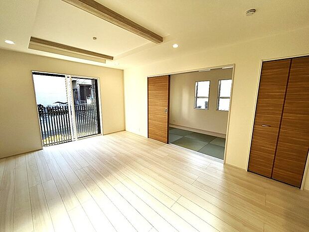 家族団欒のリビング。陽光差し込む食卓には家族の会話とスマイルが溢れます。いつまでもここで食卓を囲みたくなる、そう感じさせてくれるスペース。