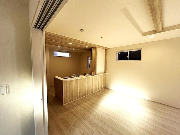 カフェスタイルのオシャレなキッチンがある新築です。