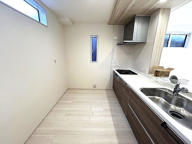 時短に活躍する食器洗浄機や一杯の水も楽しめる浄水器があるシステムキッチン。