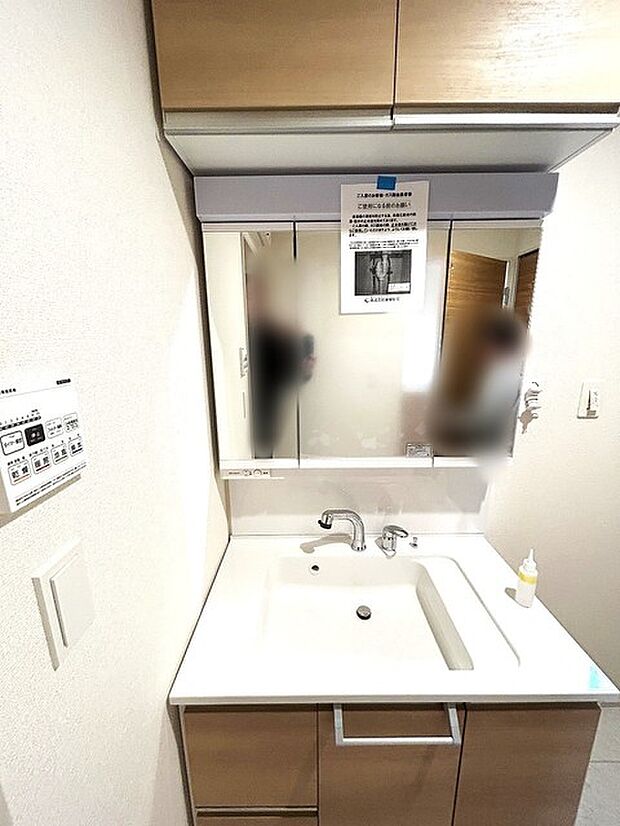 お出かけ前の身だしなみに一歩差がつく三面鏡。ミラー裏にはたっぷり収納もございます。 