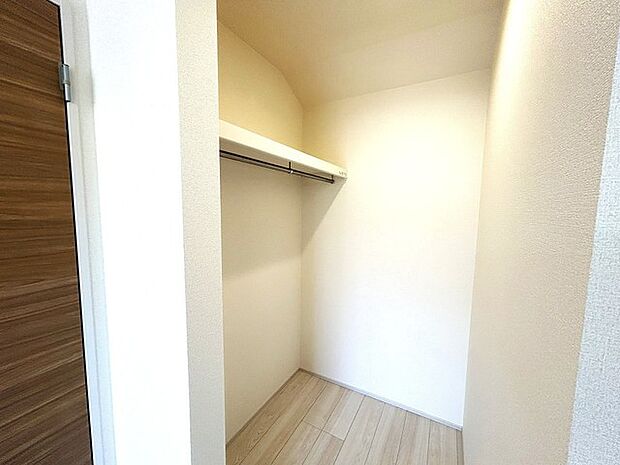広々収納で、仕事着、普段着をまとめて収納できます。 