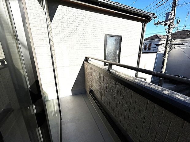 陽ざしが差込む明るいバルコニー。奥行きのあるバルコニーはお洗濯時に助かります。