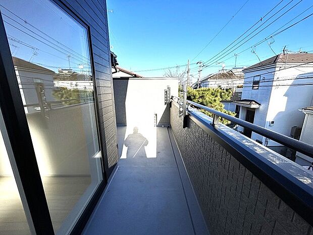 南側のお部屋から出入りできる、奥行きのあるワイドバルコニー。心地よい陽射しと暖かな風を楽しむことが出来ます。   