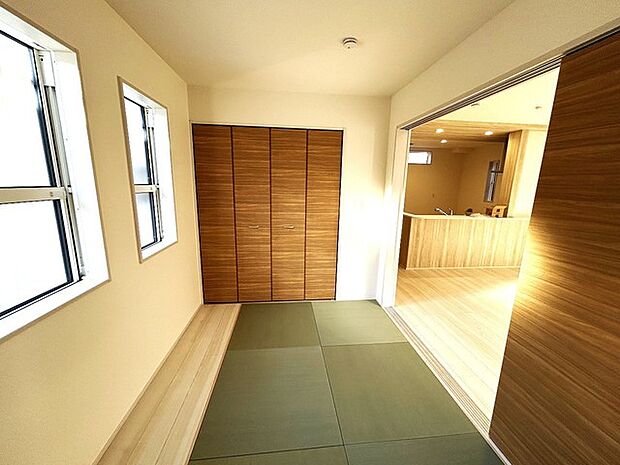 大きな開口部から明るい光が差し込む、日中の室内の明るさがこの部屋の魅力です。