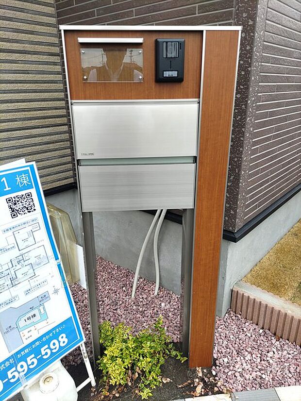 機能門柱 録画機能もあり、どのような人が何時に来訪されたのかが分かります。防犯上はもちろん、お届け物などの把握にも便利です。ライトが付いているので、夜間でも安心です。  