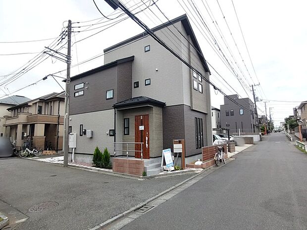 6.5m幅員の道路に面しておりお車の運転が苦手な方でも安心して出入りいただけます。 