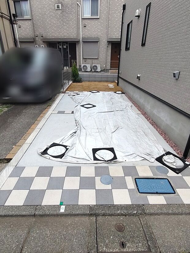 カースペースは1台駐車できます。車庫の出し入れのしやすさなど、実際に現地にてご確認ください。 