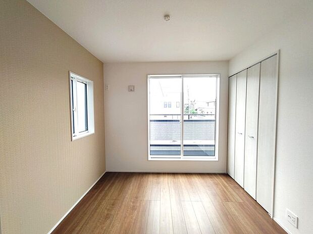 今からここを誰のお部屋にしようか、そんな洋室。大きさは4.5帖です。 