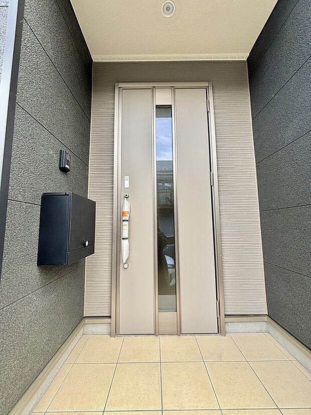 玄関はおうちの顔とも呼ばれる重要な場所!明るくスッキリと見える空間で住まう人を見送り、出迎えてくれます。