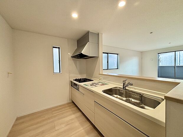 明るい光が降り注ぐ窓があるキッチンはお料理を作る時の気持ちもいつもより明るくなります。近くに窓があるので換気もしやすいですね。