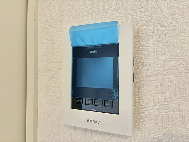 録画機能もあり、どのような人が何時に来訪されたのかが分かります。防犯上はもちろん、お届け物などの把握にも便利です。ライトが付いているので、夜間でも安心です。