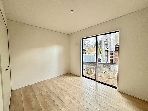 どんな家具にでも相性が良い清潔感ある白色調のクロスを採用。主張しすぎない配色、耐久性にも優れた床材は日々のメンテナンスも楽に、快適に過ごして頂けるよう考えられています。 