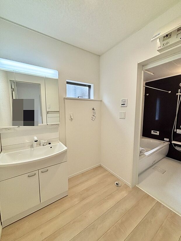 ゆとりの洗面スペースで朝の身支度もスムーズに行えます。