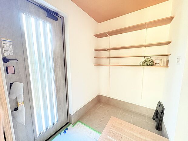 土間収納付きでベビーカーやゴルフバック、お子様のおもちゃもスッキリ収納できます。