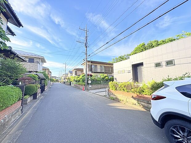 6m幅員の道路に面しておりお車の運転が苦手な方でも安心して出入りいただけます。