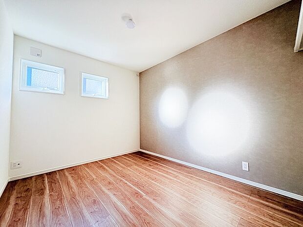 大きな開口部から明るい光が差し込む、日中の室内の明るさがこの部屋の魅力です。