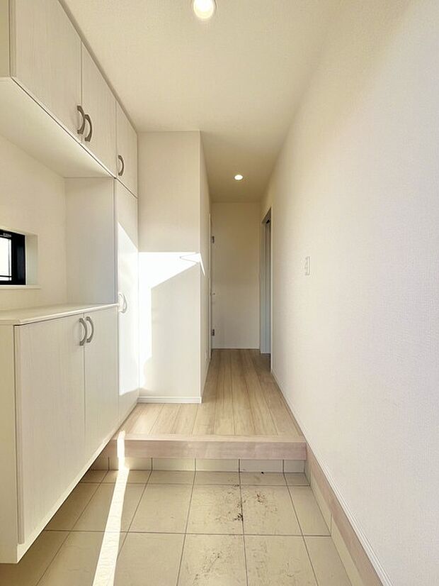 明るく開放的な玄関、靴の脱ぎ履きもしやすく、収納も豊富でご家族皆様の靴をスッキリ収納できます。