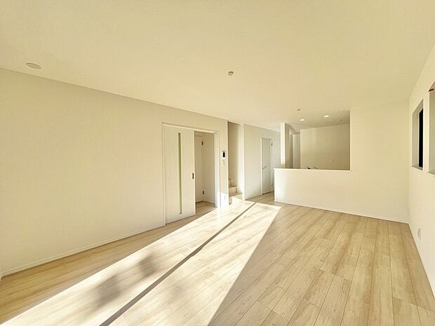 家族が一番集まる場所だから広々としつつも素敵な空間であって欲しい。皆がくつろぐリビングからキッチンまでが一つに繋がる空間。