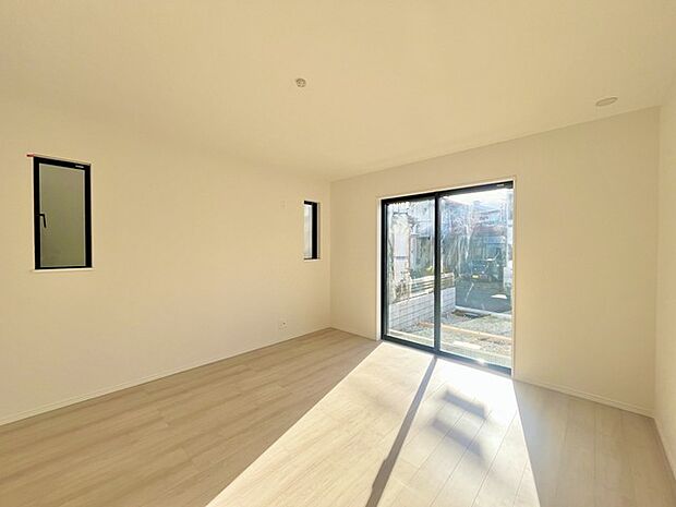 家族や友人、両親、親戚とこれから沢山の時間を紡ぐのだろう。そこを彩るのは窓から見える青い空、心地よい緑。そんなイメージが膨らむリビングスペース。 