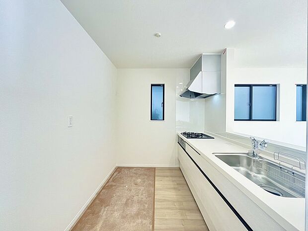 リビングにいる家族の顔が見渡せるカウンターキッチン。お料理もより一層おいしく、楽しく。食器棚を背面に設置しても十分な広さを確保しています。