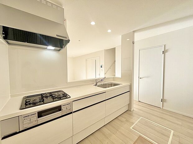 収納量豊富なシステムキッチン。明るい光が差し込む窓も調味料置き場などに役立ちます。カウンターキッチンと違い、背面を広く使えるので自由度が高いのも嬉しいですね。