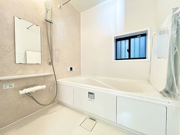 落ち着いた色味の浴室で1日の疲れをゆっくりと癒してください。