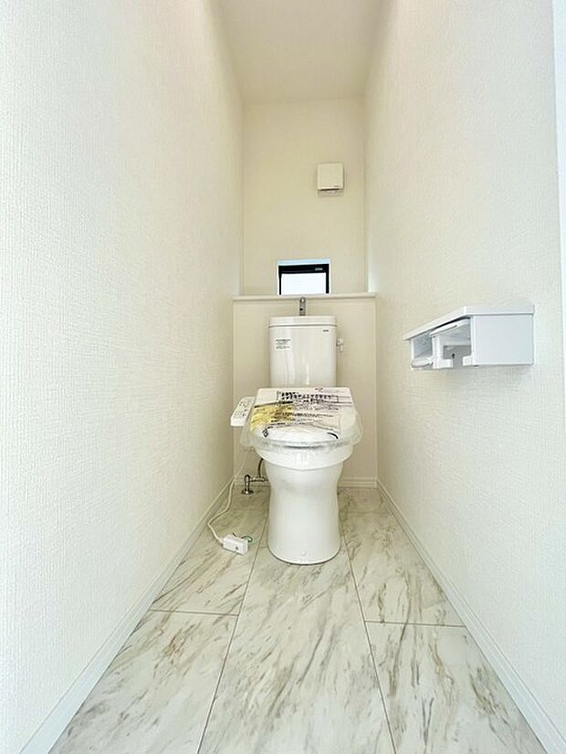 ウォシュレット機能付きのトイレ。換気のしやすい窓付きで、収納もあり実用性も兼ね備えた造り。