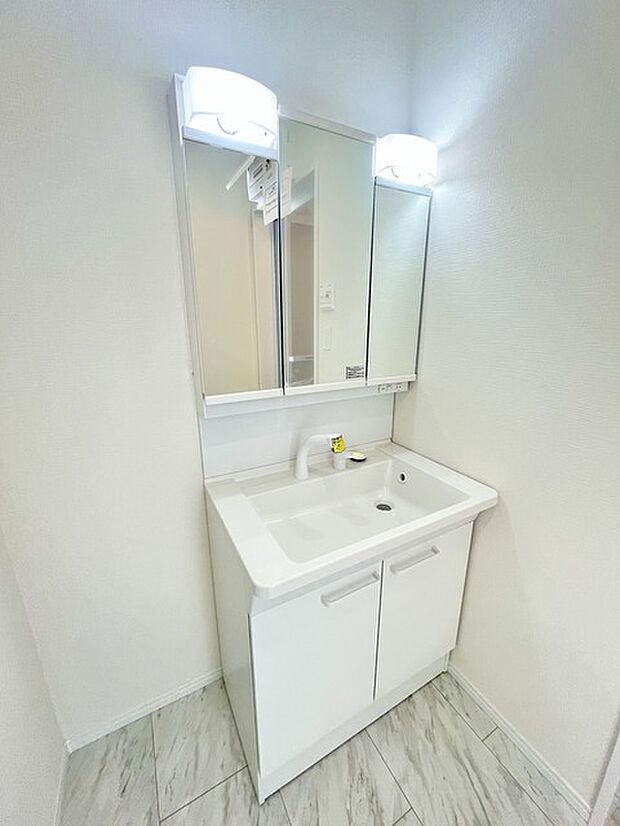 お出かけ前の身だしなみに一歩差がつく三面鏡。ミラー裏にはたっぷり収納もございます。 