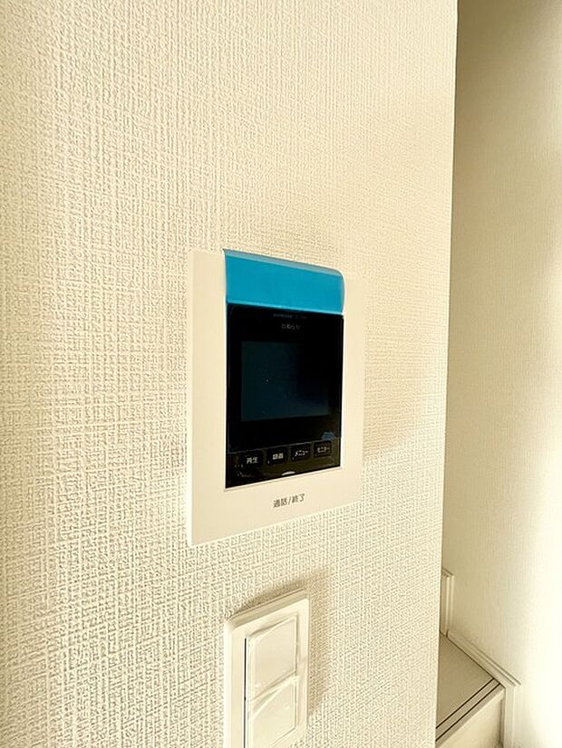 録画機能もあり、どのような人が何時に来訪されたのかが分かります。防犯上はもちろん、お届け物などの把握にも便利です。ライトが付いているので、夜間でも安心です。