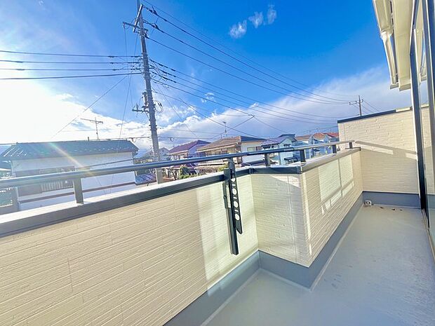 窓から眺める風景は一日の疲れを癒すヒーリングを奏でる、心地の良い時間を演出してくれます。室内も重要ですが、周りの環境もマイホーム選びの大事なポイント 