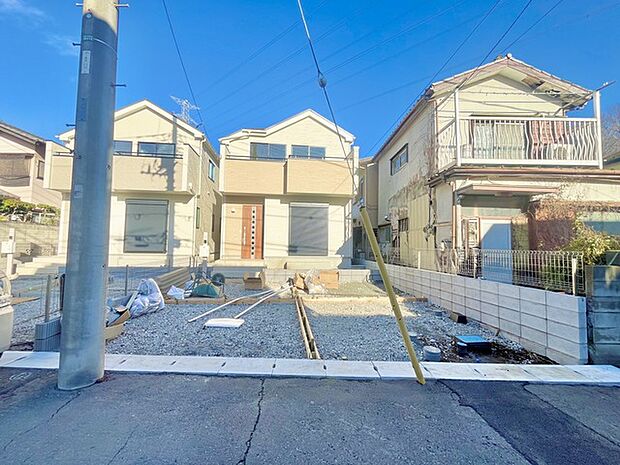 前面道路は広く、駐車がしやすいです。駐車スペース2台分ございます。 