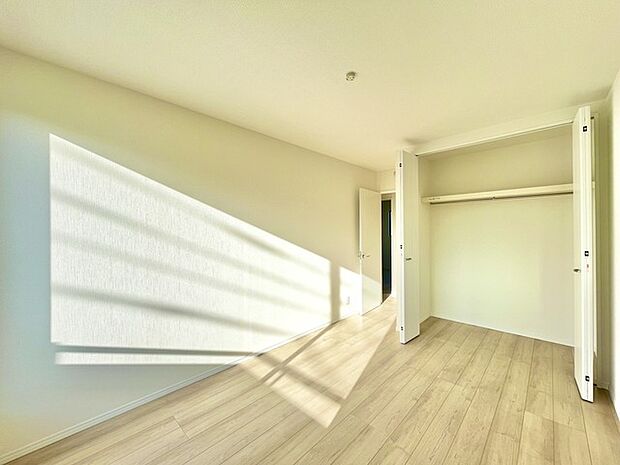 大きな開口部から明るい光が差し込む、日中の室内の明るさがこの部屋の魅力です。