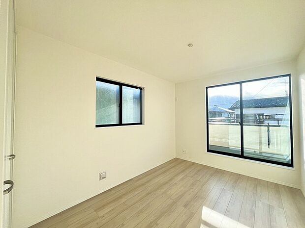 窓から眺める風景は一日の疲れを癒すヒーリングを奏でる、心地の良い時間を演出してくれます。室内も重要ですが、周りの環境もマイホーム選びの大事なポイント