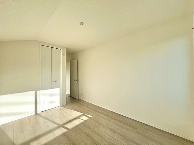 大きな開口部から明るい光が差し込む、日中の室内の明るさがこの部屋の魅力です。