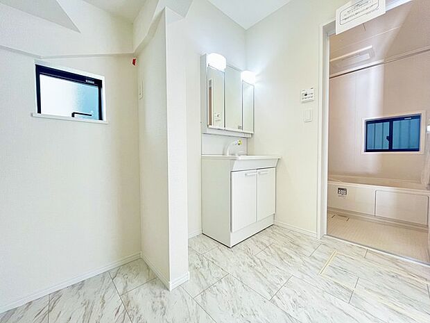 使い勝手の良い洗面台、窓があることで換気もしやすく清潔感のある空間を保てます。