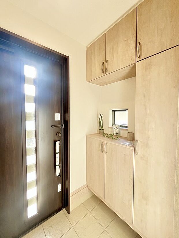 明るく開放的な玄関、靴の脱ぎ履きもしやすく、収納も豊富でご家族皆様の靴をスッキリ収納できます。