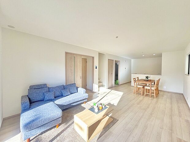 夕食の時間。家族、友人、両親、親戚との会話がより料理を美味しくしてくれる。あっという間に時間が過ぎてしまう居心地の良さは、普段はほっとする空間としてここにあります。