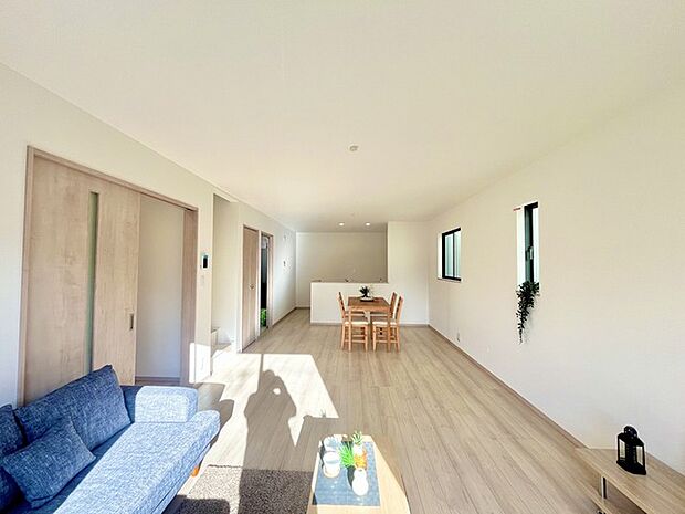 家族団欒のリビング。陽光差し込む食卓には家族の会話とスマイルが溢れます。いつまでもここで食卓を囲みたくなる、そう感じさせてくれるスペース。