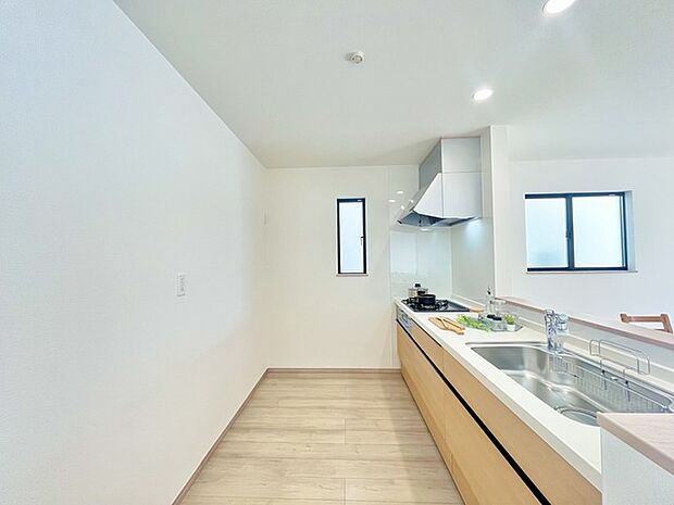 リビングにいる家族の顔が見渡せるカウンターキッチン。お料理もより一層おいしく、楽しく。食器棚を背面に設置しても十分な広さを確保しています。