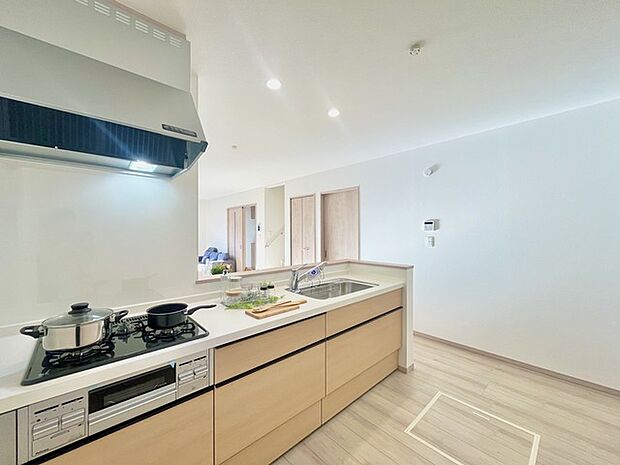 リビングにいる家族の顔が見渡せるカウンターキッチン。お料理もより一層おいしく、楽しく。食器棚を背面に設置しても十分な広さを確保しています。