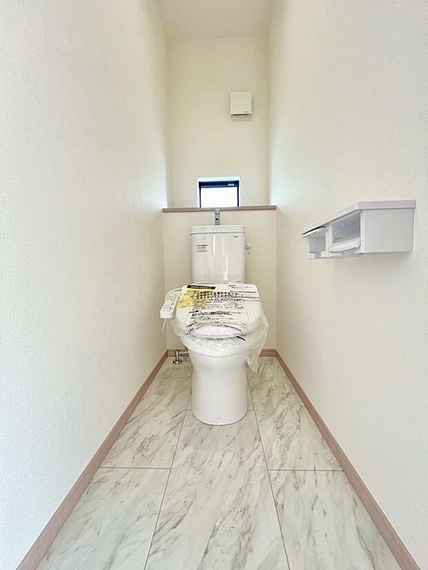 ウォシュレット機能付きのトイレ。換気のしやすい窓付きで、収納もあり実用性も兼ね備えた造り。 