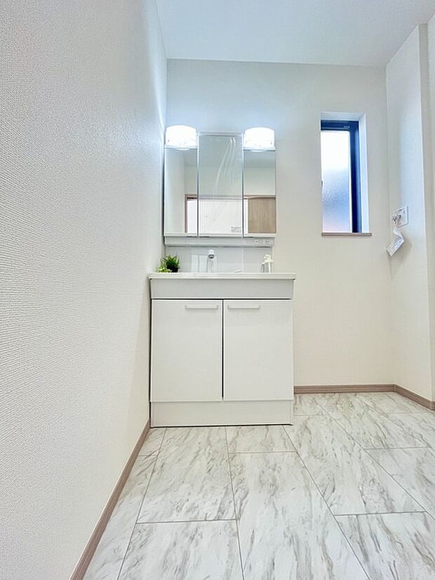 お出かけ前の身だしなみに一歩差がつく三面鏡。ミラー裏にはたっぷり収納もございます。