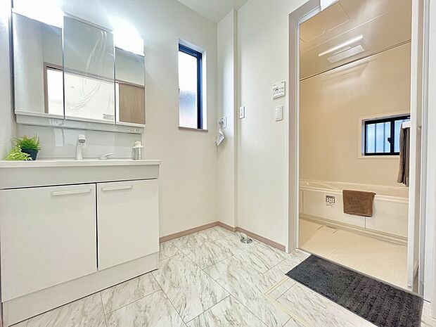 使い勝手の良い洗面台、窓があることで換気もしやすく清潔感のある空間を保てます。